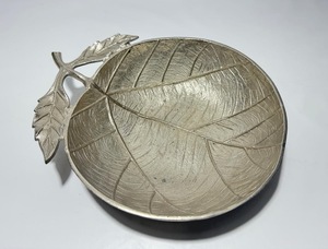 Plateau décoratif en aluminium doré en forme de feuille de Monstera, plat à bibelots en métal texturé vintage, porte-bijoux et bagues, centre de table décoratif - Product Image 5