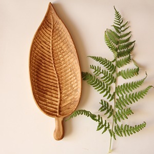 Plateau en bois en forme de feuille, idéal pour une présentation de table haut de gamme, la présentation des aliments et le service des invités. Plateau à apéritifs en bois d'Inde. - Product Image 4
