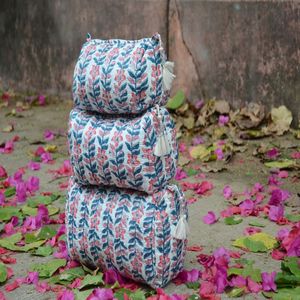 Juego de 3 Bolsas de Aseo y Maquillaje Plegables Multifuncionales de Algodón 100% Acolchado con Rayas Verdes y Blancas y Corazón Rojo - Product Image 1