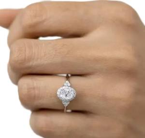 Anillo de Promesa con Halo de Diamantes Cultivados en Laboratorio, Piedra Central Ovalada y Piedras Laterales Redondas, en Plata de Ley 925 y Oro de 10K/14K, Venta al Por Mayor - Product Image 5