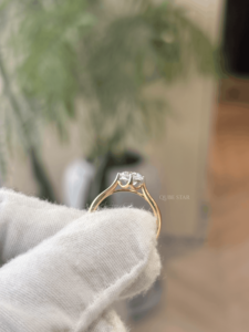 Anillo de Compromiso Solitario Redondo Premium, Estilo Contemporáneo con Vástago Curvo, Oro de 18 Quilates, 2.276 Quilates, Joyería Nupcial de Lujo - Product Image 2
