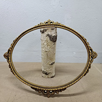 Le miroir métallique reflète la lumière avec une clarté remarquable, transformant les surfaces ordinaires en points lumineux.