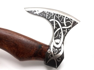 Hacha Vikinga Artesanal con Acabado Escarchado, Hacha de Camping de Acero con Alto Contenido de Carbono Grabada, Tomahawk Personalizado con Funda de Cuero - Product Image 4