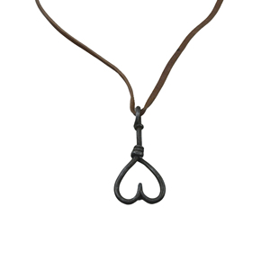Pendentif élégant en fer forgé artisanal en forme de mini hache avec cordon plat en cuir suédé pour la mode bohème masculine - Product Image 2