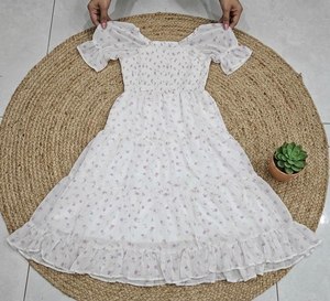 Vestido de Gasa con Escote Cuadrado y Mangas Abullonadas Meadow Bloom Smocked, Largo hasta la Rodilla, Estilo Casual con Dobladillo Acampanado Flora Grace - Product Image 4