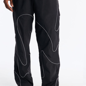 Ensemble tendance 2027 pour homme : survêtement noir à capuche en polyester longueur intégrale, style streetwear avec passepoil blanc ondulé, collection printemps décontractée - Product Image 4