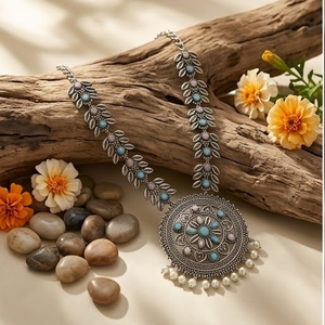 DIVYORO Collier Pendentif Floral en Argent Vieilli pour Femme Longueur Réglable Anniversaire - Product Image 3