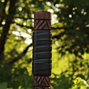 Marteau Viking Mjolnir DIY fait main OEM, Marteau de guerre nordique décoratif avec manche en bois gravé et texture antidérapante, 18 pouces, objet de collection - Product Image 2