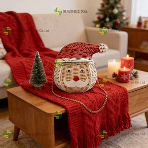 Sac à bandoulière de Noël en paille fait main motif Père Noël, style bohème, motif dessin animé, sac décoratif d'hiver à sangle unique - Product Image 1
