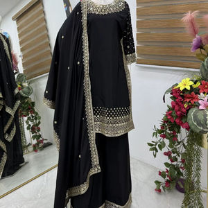 Ensemble de fête de mariage moderne Chinon : Lehenga, Kurta et pantalon imprimés devant/arrière avec Dupatta, séchage rapide, en tissu Rayon - Product Image 1