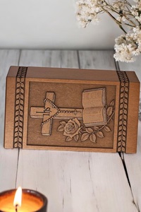 Urna Funeraria de Madera con Cruz Bíblica Grabada Personalizada, Ecológica y Duradera, Capacidad de 200/220 Pulgadas Cúbicas - Product Image 4