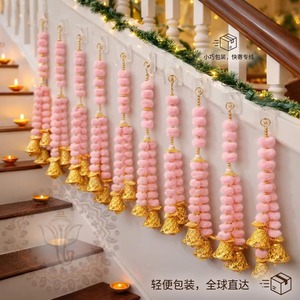 Guirnalda Decorativa Artesanal Ecológica de Pompones Rosa Pastel con Campanas Doradas para Escaleras, Puertas y Fondos de Boda Indias - Product Image 4