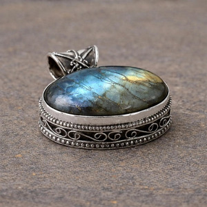 Pendentif artisanal en argent sterling avec labradorite, bijou bohème en pierre précieuse ovale - Product Image 1
