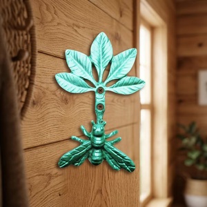 Porte-manteau mural en fonte Ba Aqua Green, design abeille, rustique, décoratif, fait main, crochets en métal pour la maison et la salle de bain - Product Image 1