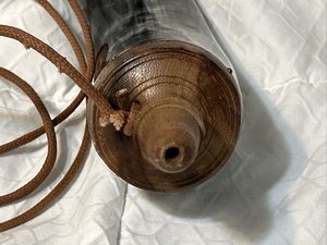 Cargadores de cartuchos artesanales duraderos, auténticos, de cuerno de búfalo, con correa de cuero y tapa/inferior de madera de 12 pulgadas, ideales como regalo de negocios. - Product Image 5