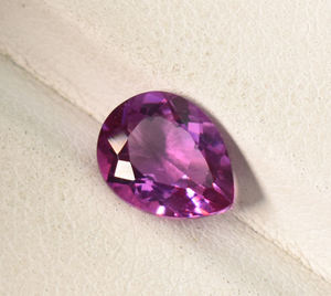 Granate de rodolita de laboratorio en piedra preciosa facetada de pera suelta rosa para joyería 5X3mm a 9X6mm Tamaños calibrados - Product Image 4