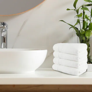 Serviette de toilette en coton pur de haute qualité, blanche, 550 GSM, pour les salons d'aéroport et les installations haut de gamme, disponible en grande quantité - Product Image 1