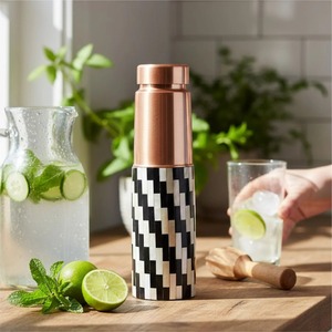 Termo Moderno de Cobre con Patrón de Mosaico Blanco y Negro, Portátil, para Viajes, Incluye Tapas - Product Image 5