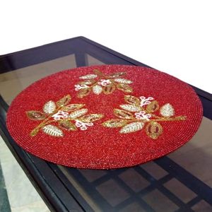 Camino de Mesa Ovalado Rojo Bordado con Cuentas y Patrón Floral, Decoración Clásica para el Hogar - Product Image 1