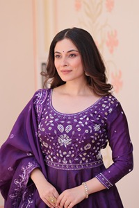 Últimas colecciones de vestidos Anarkali con bordados de cuentas elegantes para mujeres, ideales para bodas y festivales indios y pakistaníes. - Product Image 6