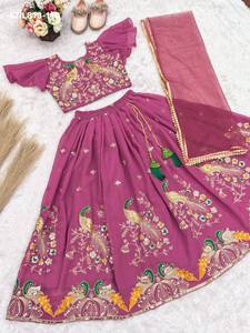 Georgette pesado con bordado de 5mm con motivos de pavo real, Lehenga, Blusa de manga corta y Dupatta. Compra en línea India. - Product Image 5