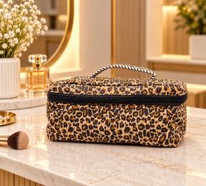 Estuche Cosmético Ecológico con Estampado de Leopardo, Cierre de Cremallera, Asa Suave y Diseño Impermeable para Guardar Maquillaje de Viaje - Product Image 1
