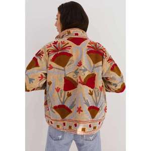 Chaqueta Bordada Suzani de Algodón Beige Hecha a Mano, Chaqueta Bordada Floral Roja Uzbeka, Estilo Boho Chic Vintage para Mujer - Product Image 1