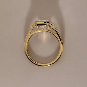 Bague Art Déco en Diamant de Laboratoire 3CT Émeraude avec Sertissage Bezel et Pierres Latérales Baguette - Product Image 4