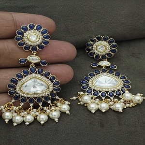 Pendientes de Araña Vintage de Aleación de Zinc Plateados en Plata con Diseño de Flor de Cristal Azul y Gotas de Perlas de Imitación, BRILLANCIAS DESLUMBRANTES para Mujer - Product Image 1