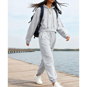 Conjunto deportivo de top corto tipo pullover de material duradero con tacto suave y diseño flexible. Conjunto deportivo de top corto elegante. - Product Image 4