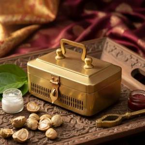 Boîte à cricket en laiton brillant pour un rangement décoratif traditionnel avec des détails floraux sur la surface et une forme antique élégante - Product Image 6