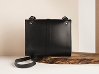 Sac à bandoulière en cuir véritable pour femmes LCS-0078B Style minimaliste petit sac à bandoulière Logo motif cuivre support pour téléphone fermeture éclair