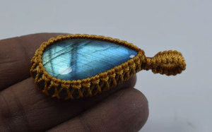 Collar con Colgante de Labradorita Azul Brillante Hecho a Mano, Cordón Dorado, Piedra Preciosa Natural, Joyería de Cristal Curativa de Estilo Boho Tribal - Product Image 3