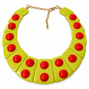 Collier en laiton argenté avec pompons colorés et médaillons brodés, fournisseur en gros de bijoux bohèmes - Product Image 2