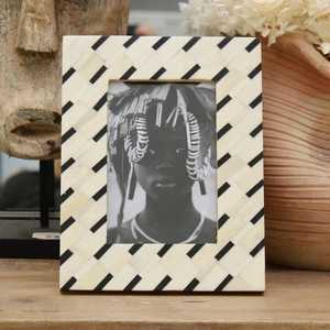 Cadre photo rectangulaire horizontal moderne de luxe en os incrusté pour décoration de table, sculpté à la main avec des bandes blanches, couleur et taille personnalisables - Product Image 4