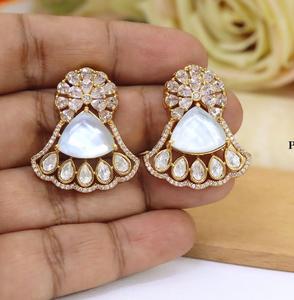 Encantadores Pendientes de Latón Chapado en Oro con Moissanita de Primera Calidad, Hermosos Pendientes Kundan para Mujeres y Niñas, Ideales para Bodas y Fiestas - Product Image 4