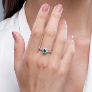 แหวนทองคำแท้ 14K ทรงเหลี่ยมมรกต ประดับเพชรรอบวง ดีไซน์เกลียว งานแฮนด์เมด เครื่องประดับชั้นดีสั่งทำพิเศษ สำหรับงานแต่งงาน งานหมั้น และงานเลี้ยง - Product Image 4