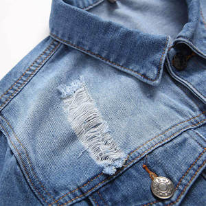 เสื้อแจ็คเก็ตยีนส์สีฟ้าอ่อนสำหรับผู้ชาย ขายส่ง สไตล์ลำลอง ขาดๆ แบบมีกระดุมติดด้านหน้า เสื้อคลุมสตรีทแวร์ ทรงปกติ ลุคยีนส์ฟอกสี - Product Image 4