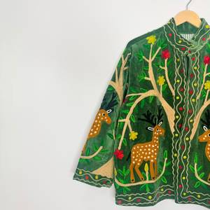 เสื้อแจ็คเก็ตบอมเบอร์ผ้ากำมะหยี่ปักลายซูซานีสำหรับผู้หญิง สีเขียว ลายกวาง ต้นไม้ ชีวิต ดอกไม้ สไตล์โบโฮ เอธนิค วินเทจ ขายส่ง เสื้อผ้าชั้นนอก - Product Image 2