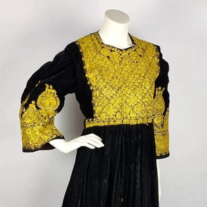 Vestido largo tradicional afgano con vibrante bordado de mosaico, falda acampanada de longitud completa y detalles con efecto espejo. - Product Image 1