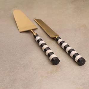 Ensemble de serveurs à gâteau fusion vintage-moderne dorés avec poignées à motifs noir et blanc, couverts de fête pour tartes et gâteaux - Product Image 1