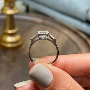 Bague à trois pierres en diamant de laboratoire 4 carats, taille baguette radiant, or 14 carats, clarté VS, couleur EF, certifiée IGI, plaquée rhodium - Product Image 4