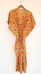 Vestido Kaftan Bohemio Rojo con Estampado Floral Naranja, Cuello en V, Corte Holgado para Mujer, Estilo Maxi con Lazos de Algodón - Product Image 3