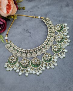 Collier élégant à motif Chandbali avec boucles d'oreilles et mangtika pour femmes, ensemble de bijoux ethniques traditionnels pour réceptions, fabriqué par un fabricant. - Product Image 3