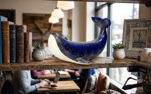Ballena de papel maché hecha con papel reciclado, materiales ecológicos, hecha a mano por artesanos tailandeses con experiencia. - Product Image 1