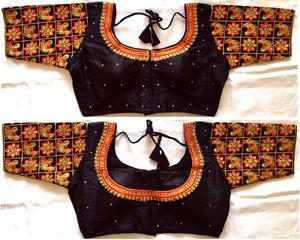 Blusa moderna con cuello redondo, con hilo y trabajo artesanal elaborado. La blusa tiene un diseño frontal abierto. - Product Image 5