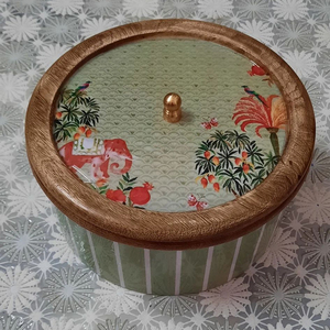 Plato de servir redondo de madera con diseño floral y tapa a juego, perfecto para vajilla moderna y rústica. - Product Image 5