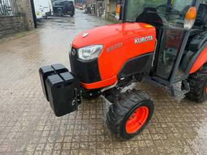 Tracteur agricole compact d'occasion pas cher B2231 22HP à transmission par engrenages 2 roues motrices avec cabine fermée - Product Image 5