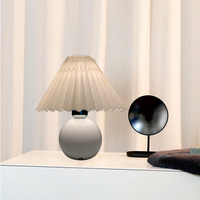 Nouvelle lampe de table moderne en céramique avec abat-jour en tissu plissé, fonctionnant sur piles, commande tactile, LED à intensité variable, blanc chaud, type C, E27