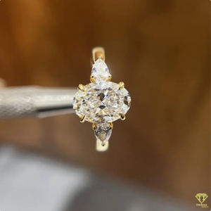 Anillo de Compromiso de Moissanita de Corte Ovalado Premium en Plata de Ley 925 con Brillantes Piedras de Acento en Forma de Pera - Product Image 1